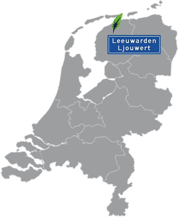 Grijze kaart van Nederland met Leeuwarden aangegeven met blauw plaatsnaambord met witte letters en Dagnall veer voor cursus Nederlands - blauw plaatsnaambord met witte letters en Dagnall veer - transparante achtergrond - 600 * 733 pixels